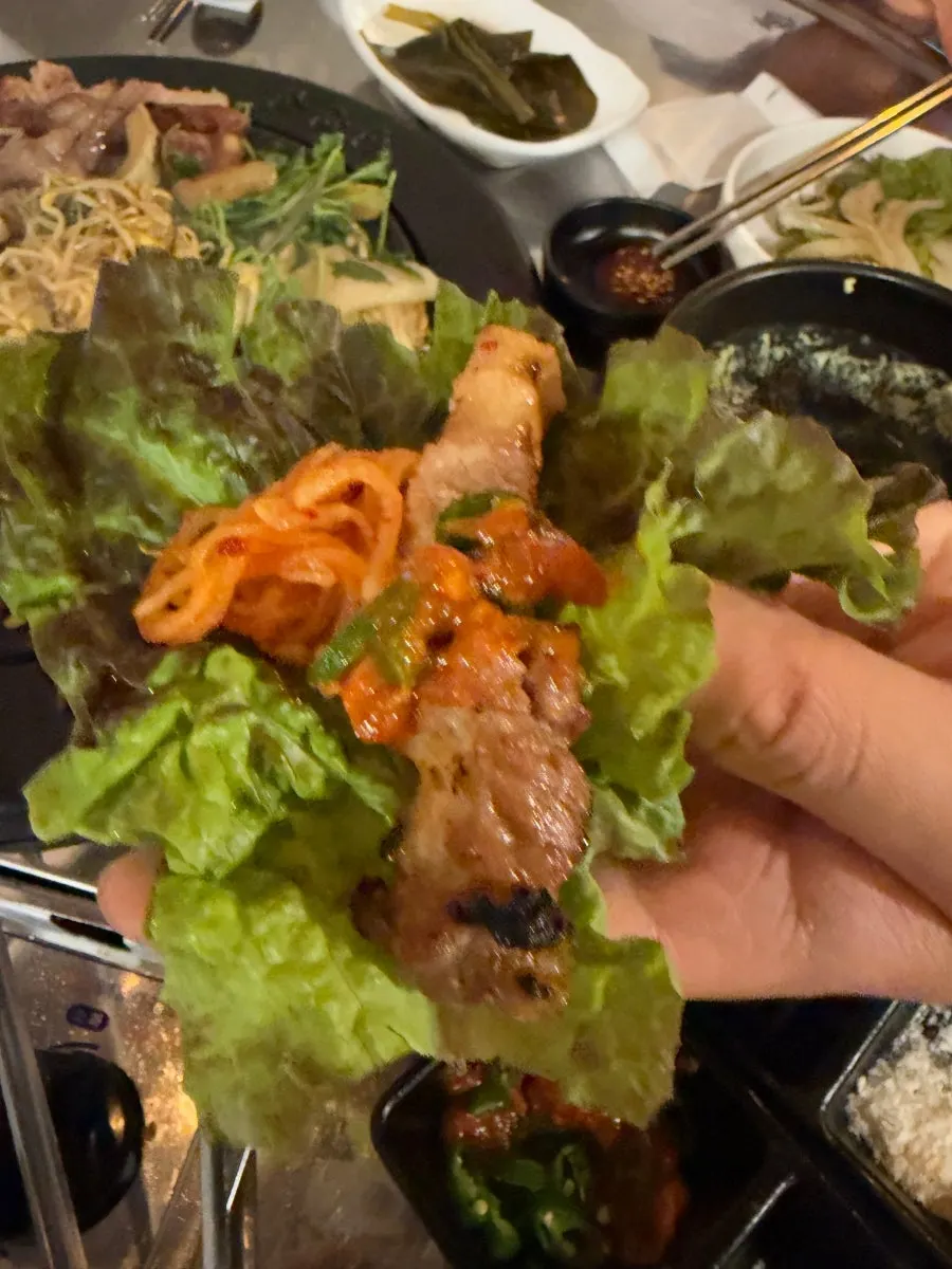 미나리 위에 올린 구운 삼겹살