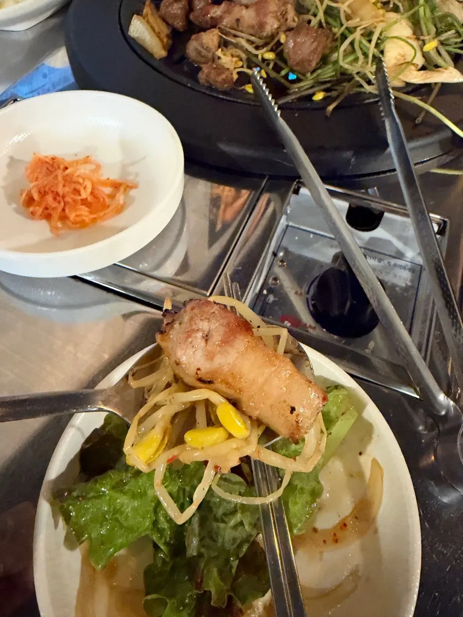 쌈에 파김치와 삼겹살을 올린 모습