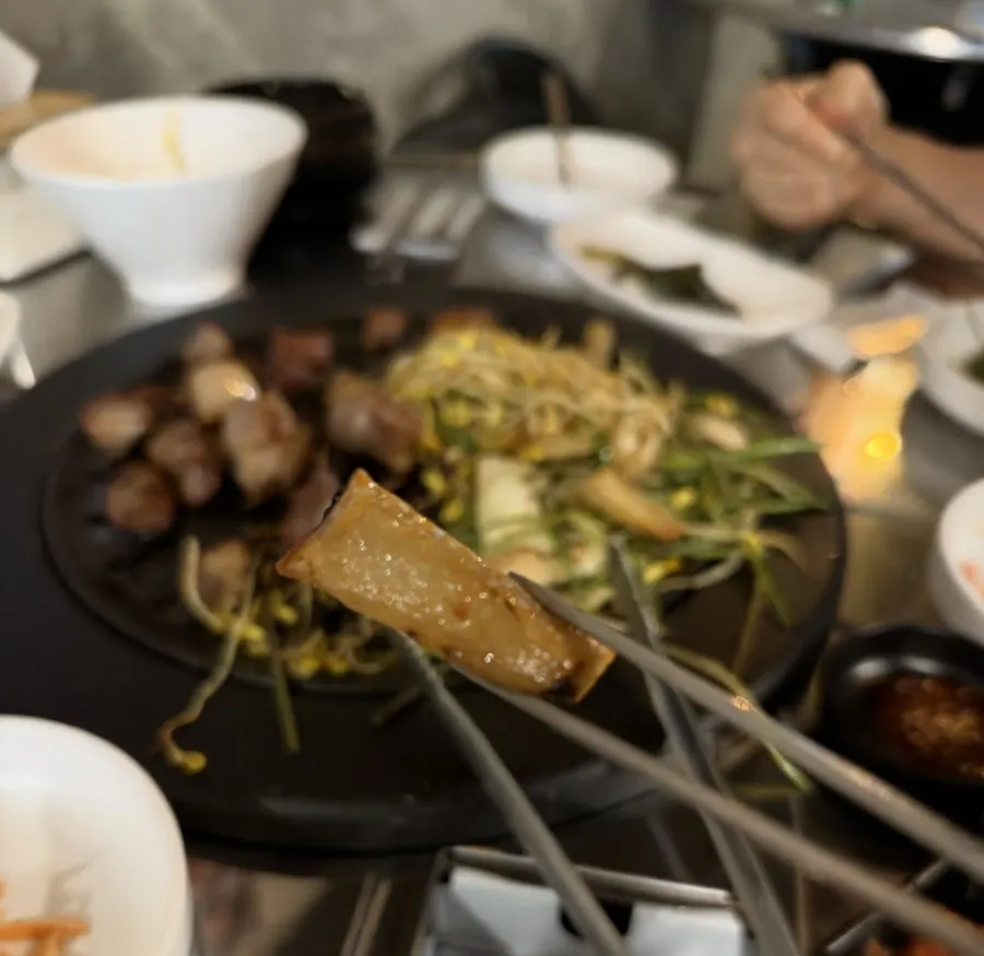 참깨소스와 빵가루에 찍은 삼겹살