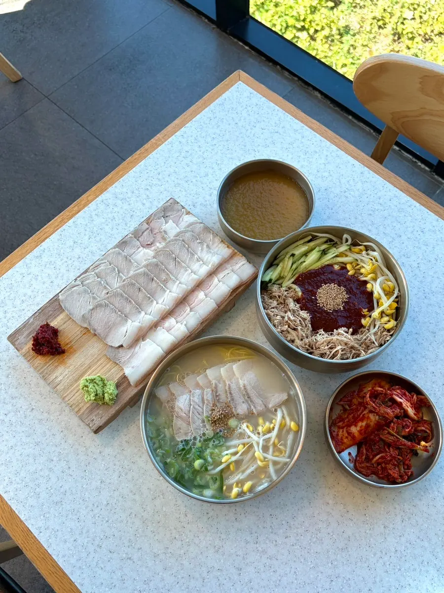 창가 테이블에 놓인 국수와 바다 뷰
