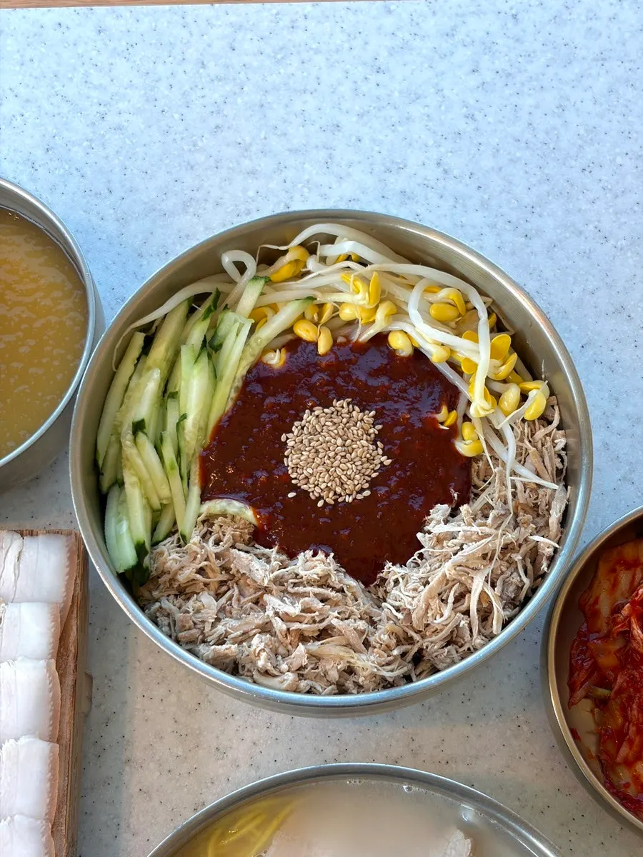 동치미 육수와 함께 나온 비빔국수