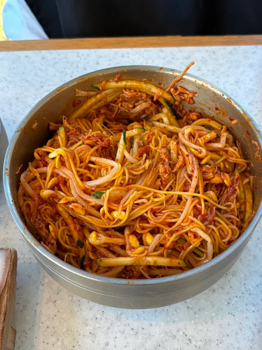 양념에 비벼낸 동치미 비빔국수