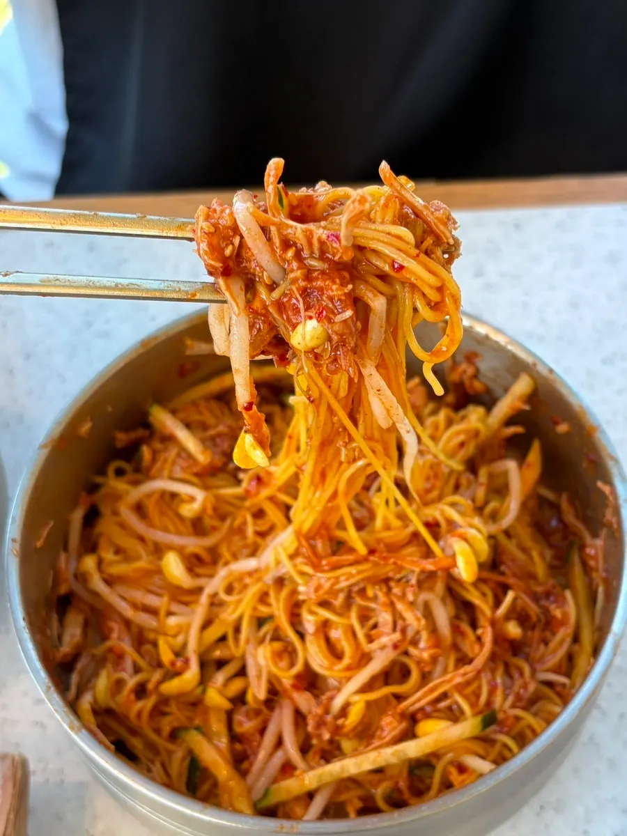 콩나물과 오이가 들어간 비빔국수 한 젓가락