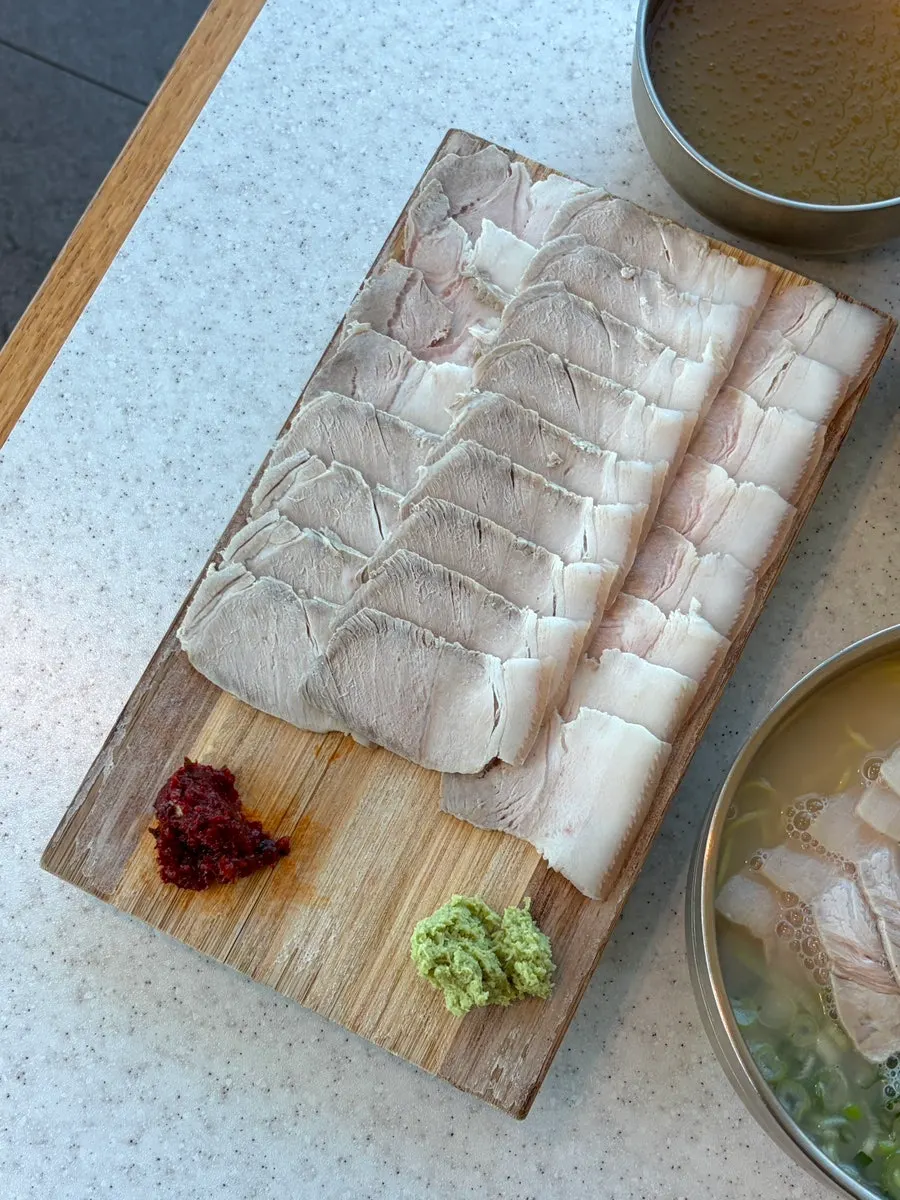 도마에 담겨 나온 돔베냉수육