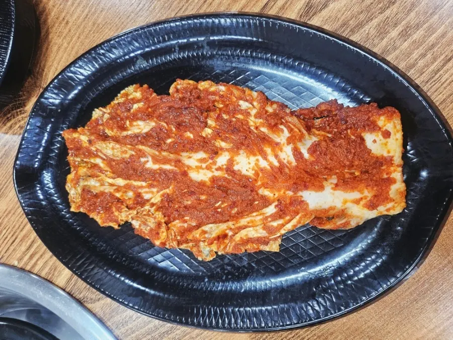 테이블에서 끓고 있는 뼈다귀 감자탕