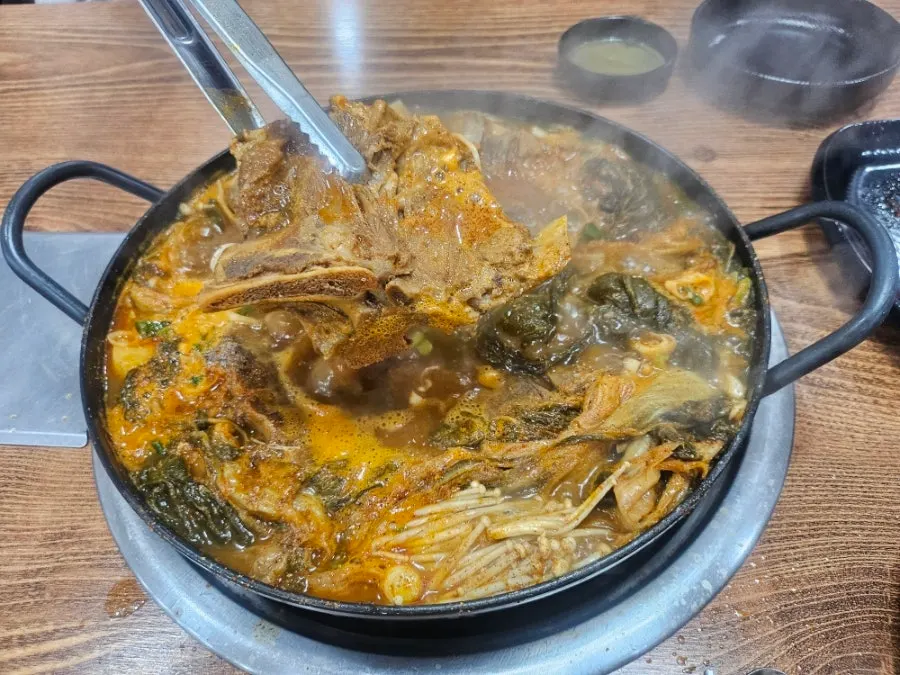 와사비 간장 소스와 감자탕 상차림