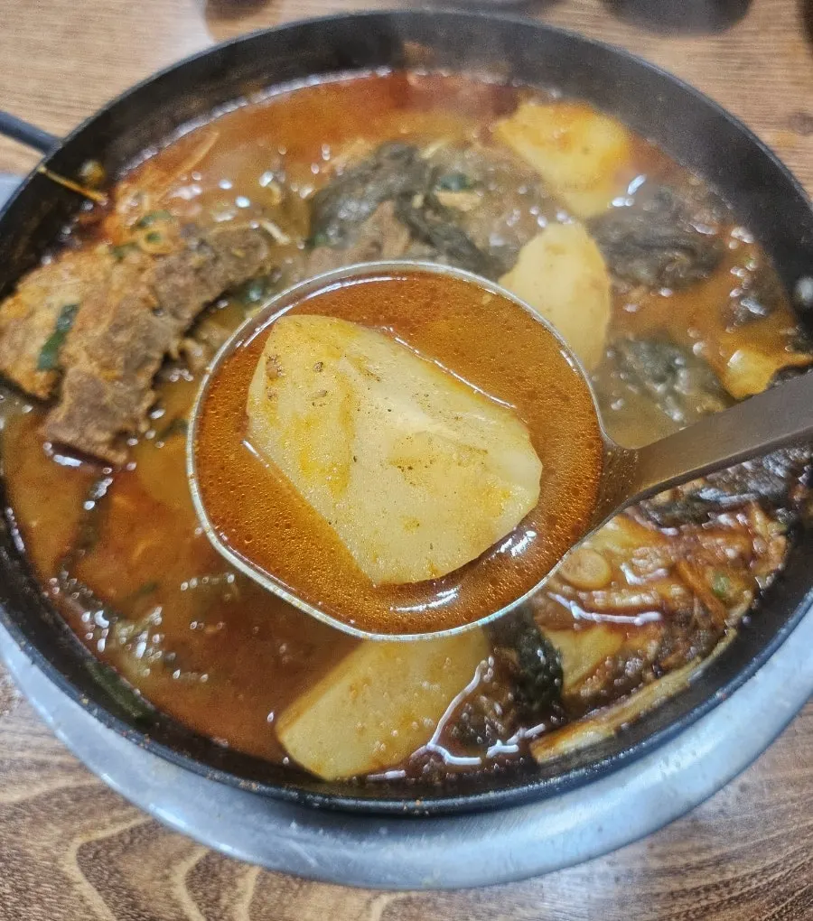 살코기를 발라낸 큼직한 뼈다귀