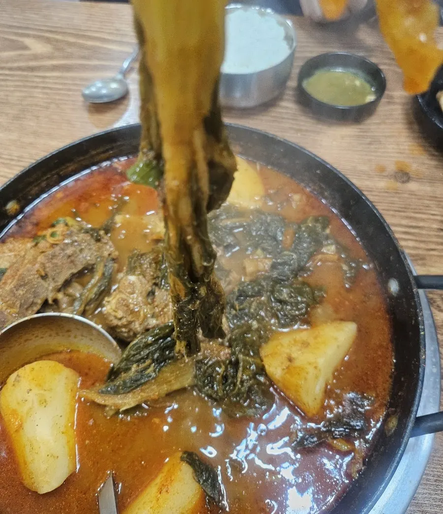 소스에 찍은 감자탕 살코기 한 점