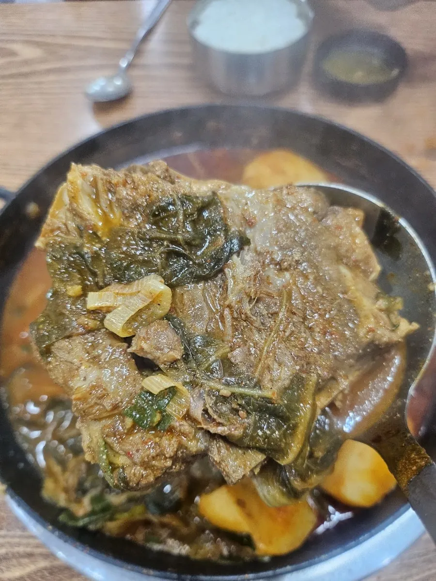 끓일수록 진해진 감자탕 국물