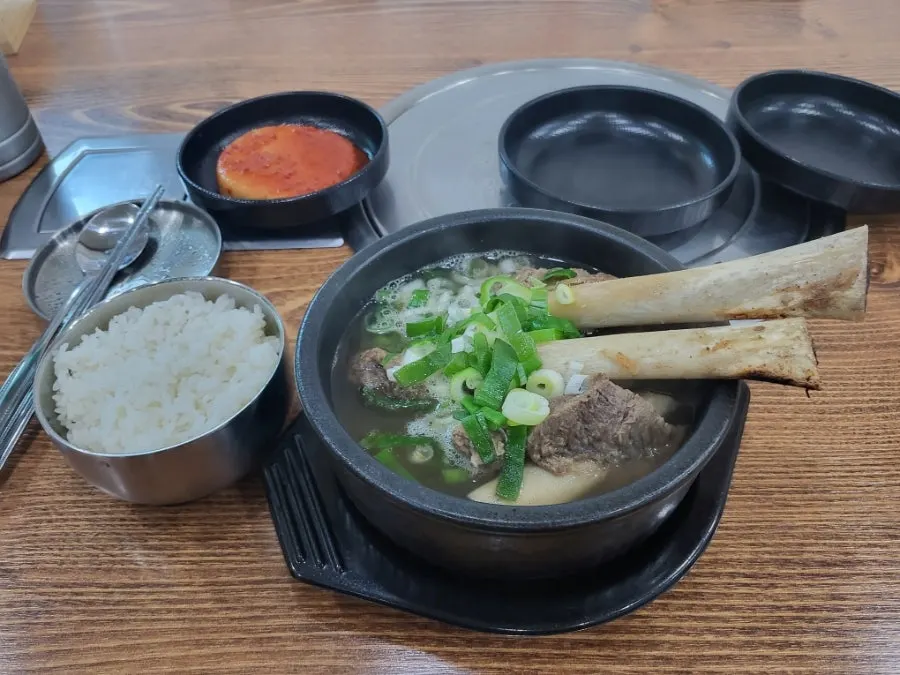 뚝배기에 담겨 나온 산더미갈비탕