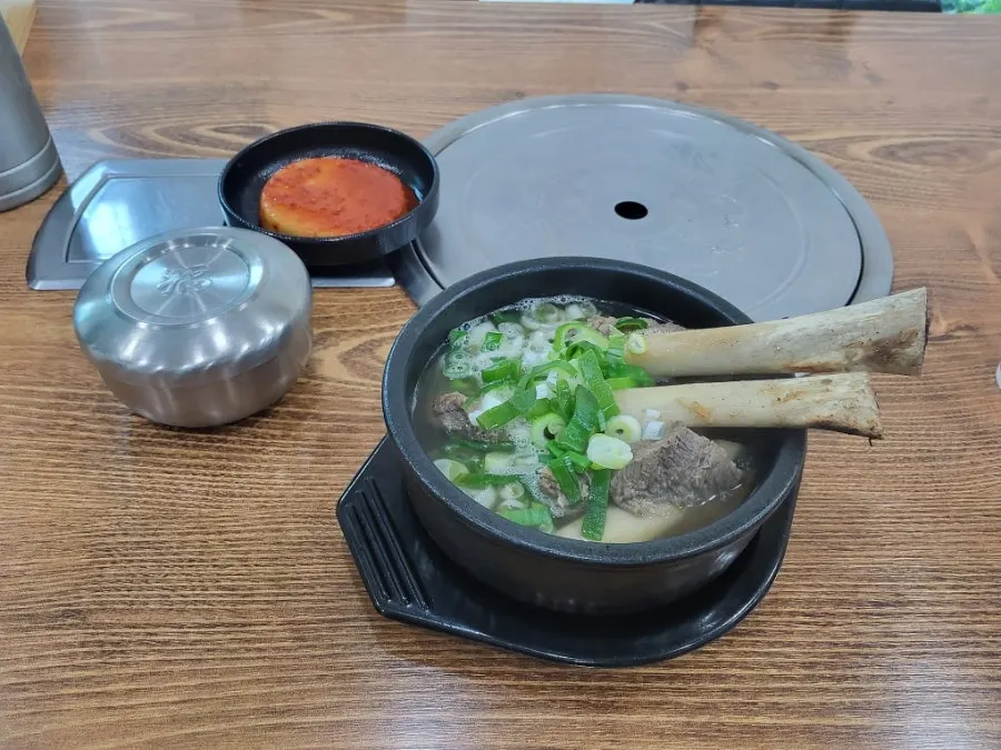 뚝배기 밖으로 튀어나온 큼직한 갈비뼈