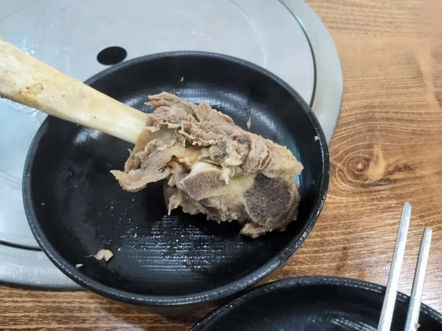 젓가락으로 들어 올린 갈비 살코기