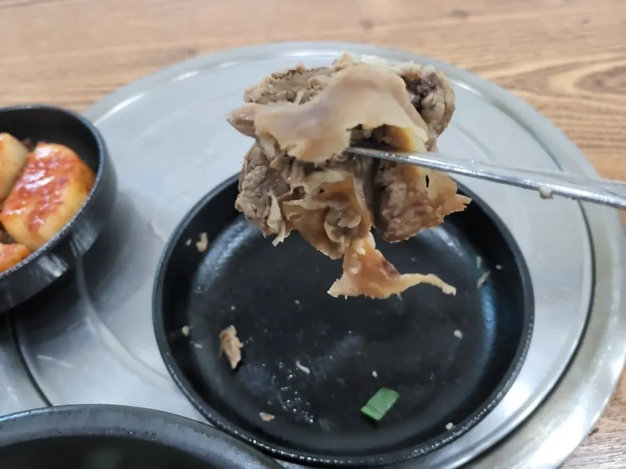 결대로 찢어지는 갈비탕 고기