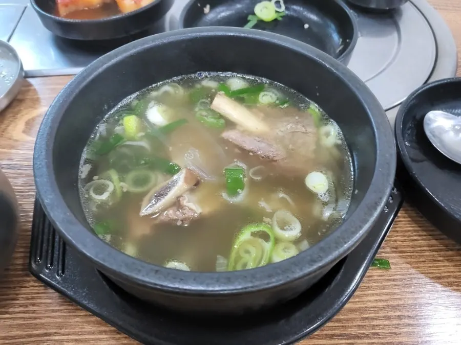국물 속에서 건져 올린 갈비 고기