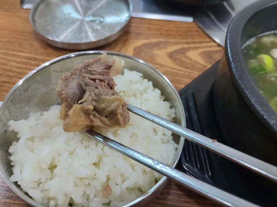 특제 소스에 찍은 갈비 고기