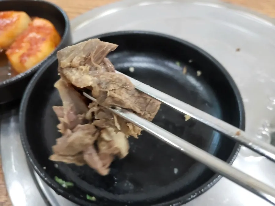 사골 국물을 뜬 숟가락