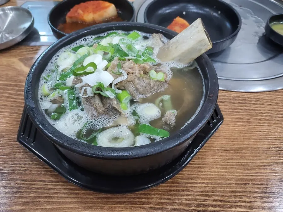 고기가 가득한 산더미갈비탕 뚝배기 속