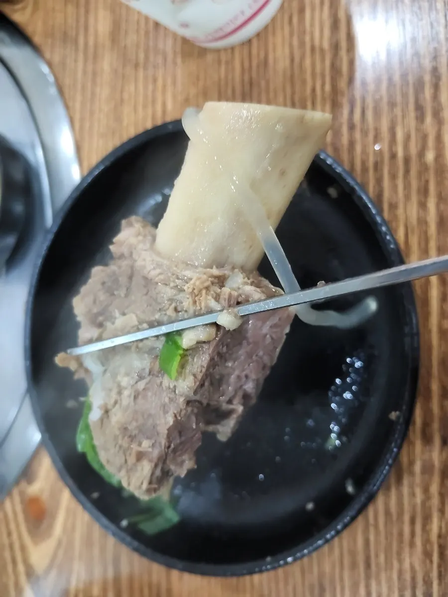 갈비뼈를 들어 올린 산더미갈비탕