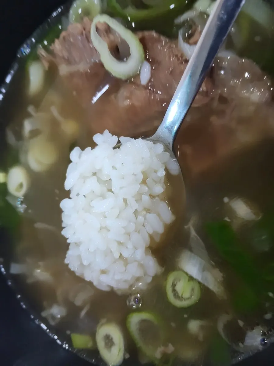 갈비탕 국물에 말기 전 흰쌀밥