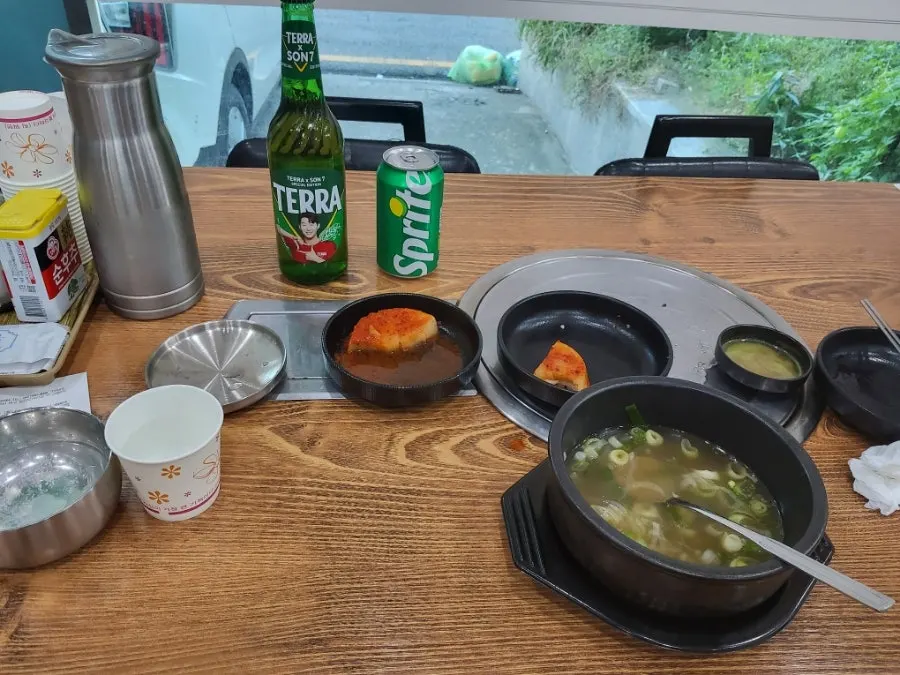 진한 국물에 밥을 말아 넣은 모습