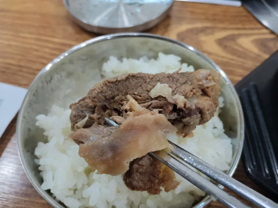 완성된 갈비탕 국밥 한 그릇
