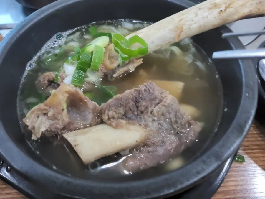 깍두기와 김치를 곁들인 갈비탕 한 상