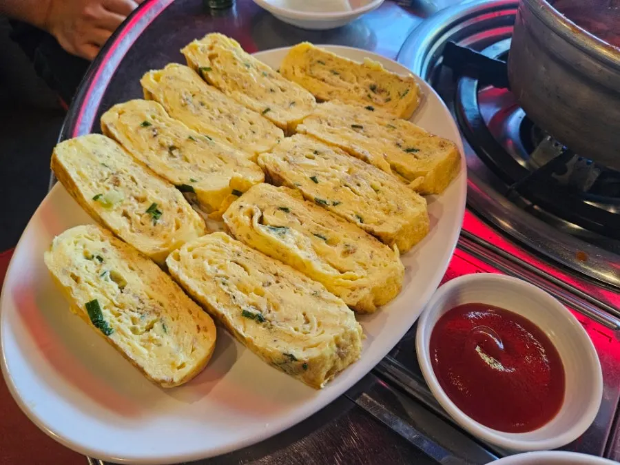 A plate of gyeranmari added as an extra order