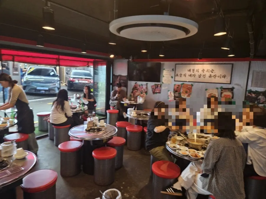 Pocha seating suited for larger groups