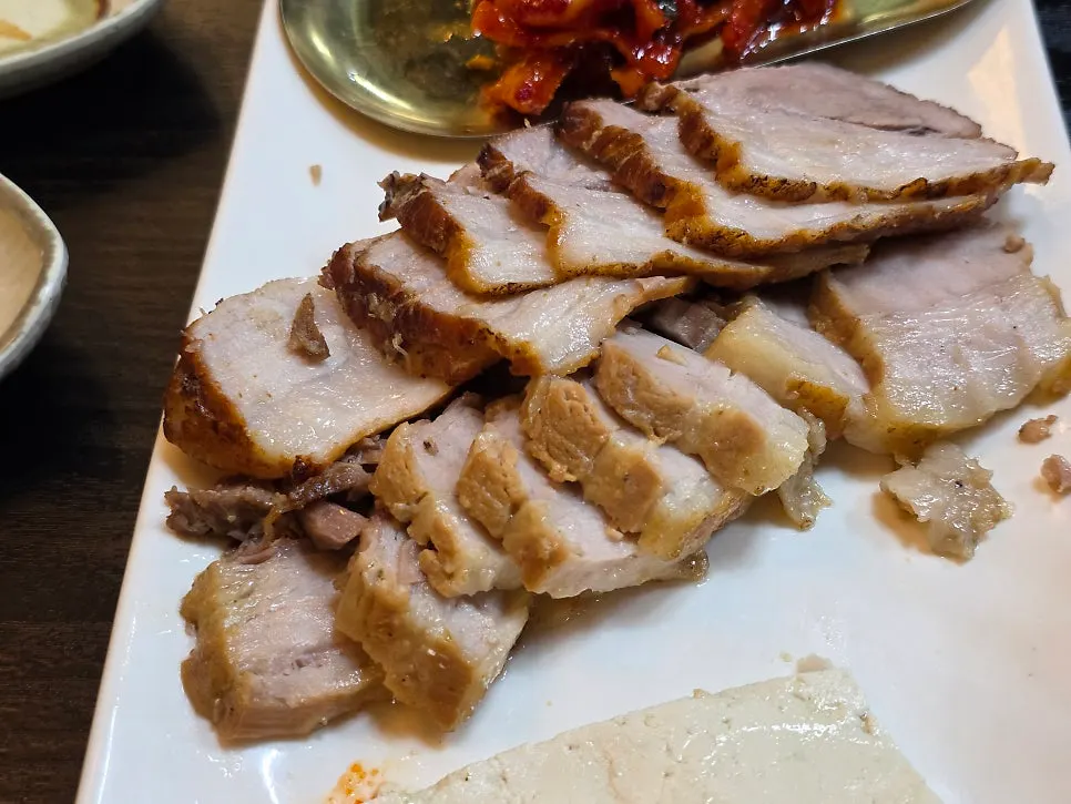 Plate of bossam pork from the hansang bossam set