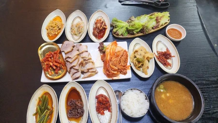 27-dish bossam set spread at Hansang Charyim Bapsang Sinseol-dong