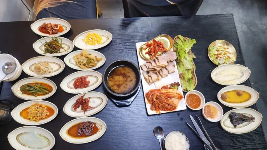 Bossam set meal spread at a hanjeongsik restaurant in Sinseol-dong, Dongdaemun