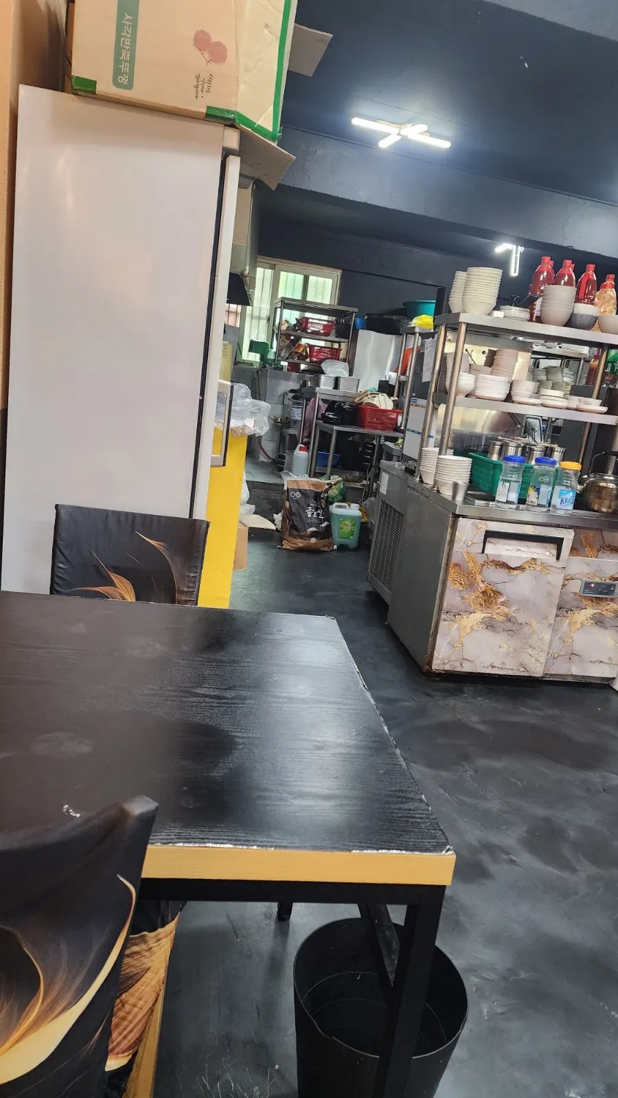 Notice stating solo dining is not allowed