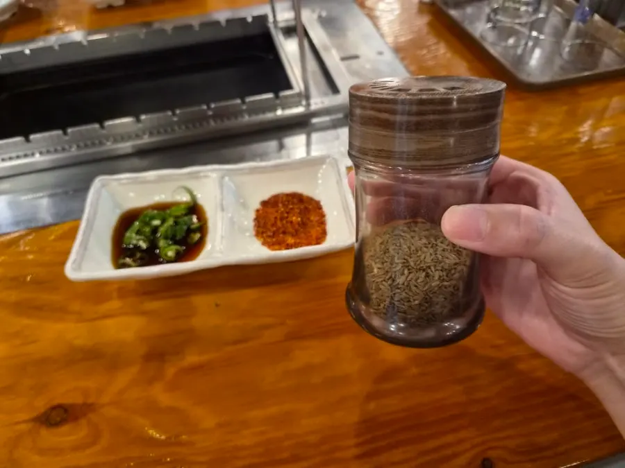테이블마다 놓인 쯔란 통과 양꼬치 소스