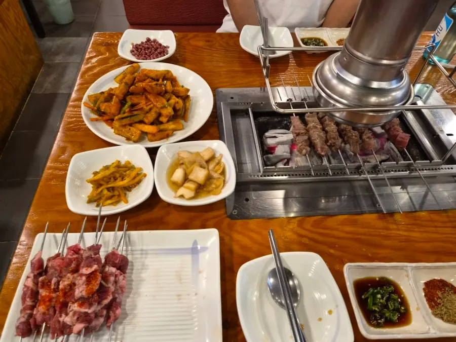 양꼬치 두 종류가 차려진 테이블