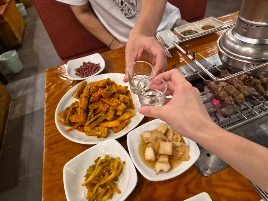 어향가지와 소주가 놓인 상차림
