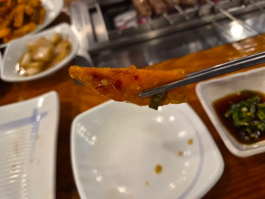 소주잔으로 건배하는 장면
