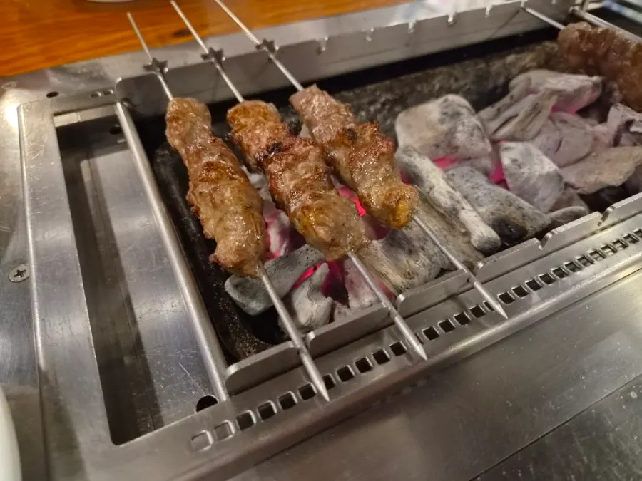 불판에 올려 굽는 양등심꼬치