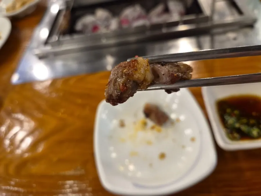기름이 빠져 작아진 일반 양꼬치