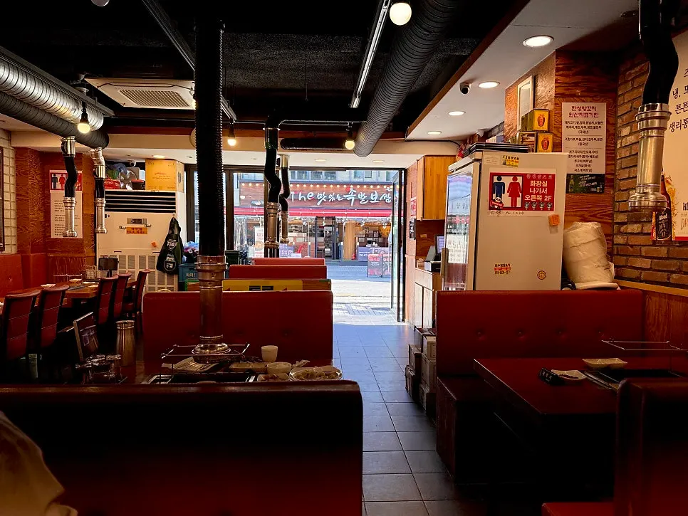 Interior of Hanseong Yang Kkochi Gyodae Branch 2 with sofa-style seating