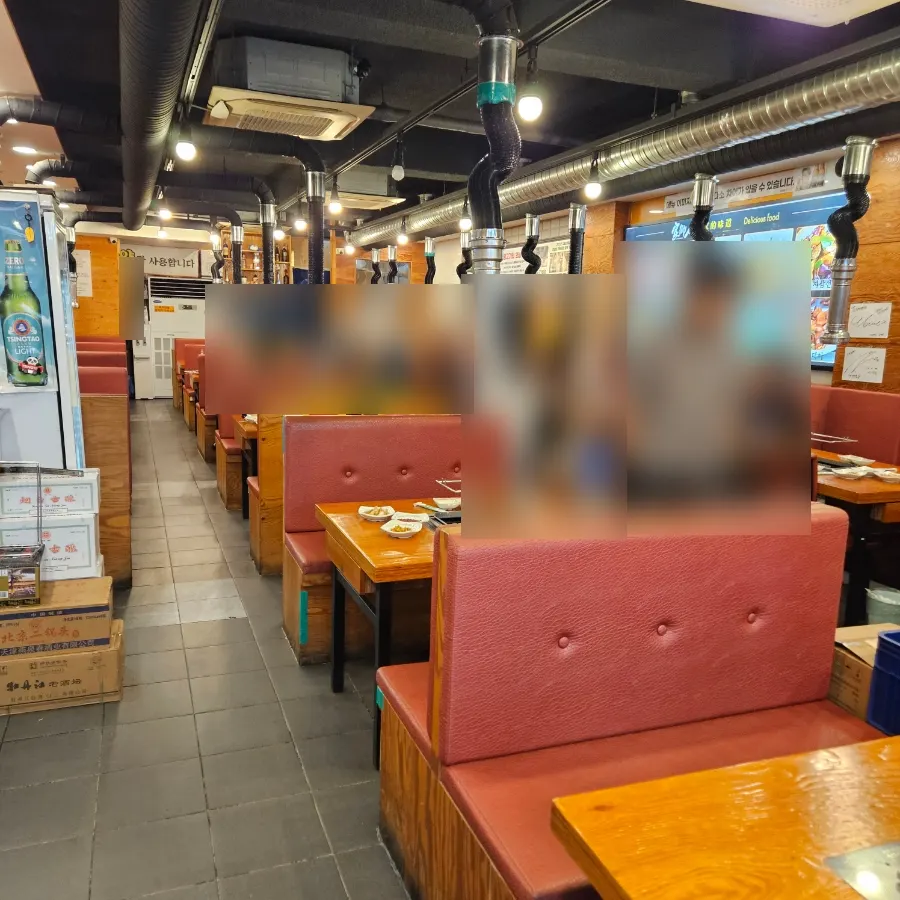 주말 저녁 손님이 많은 한성양꼬치 교대2호점 매장