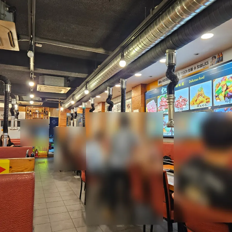 여러 명이 나눠 먹기 좋은 매장 좌석