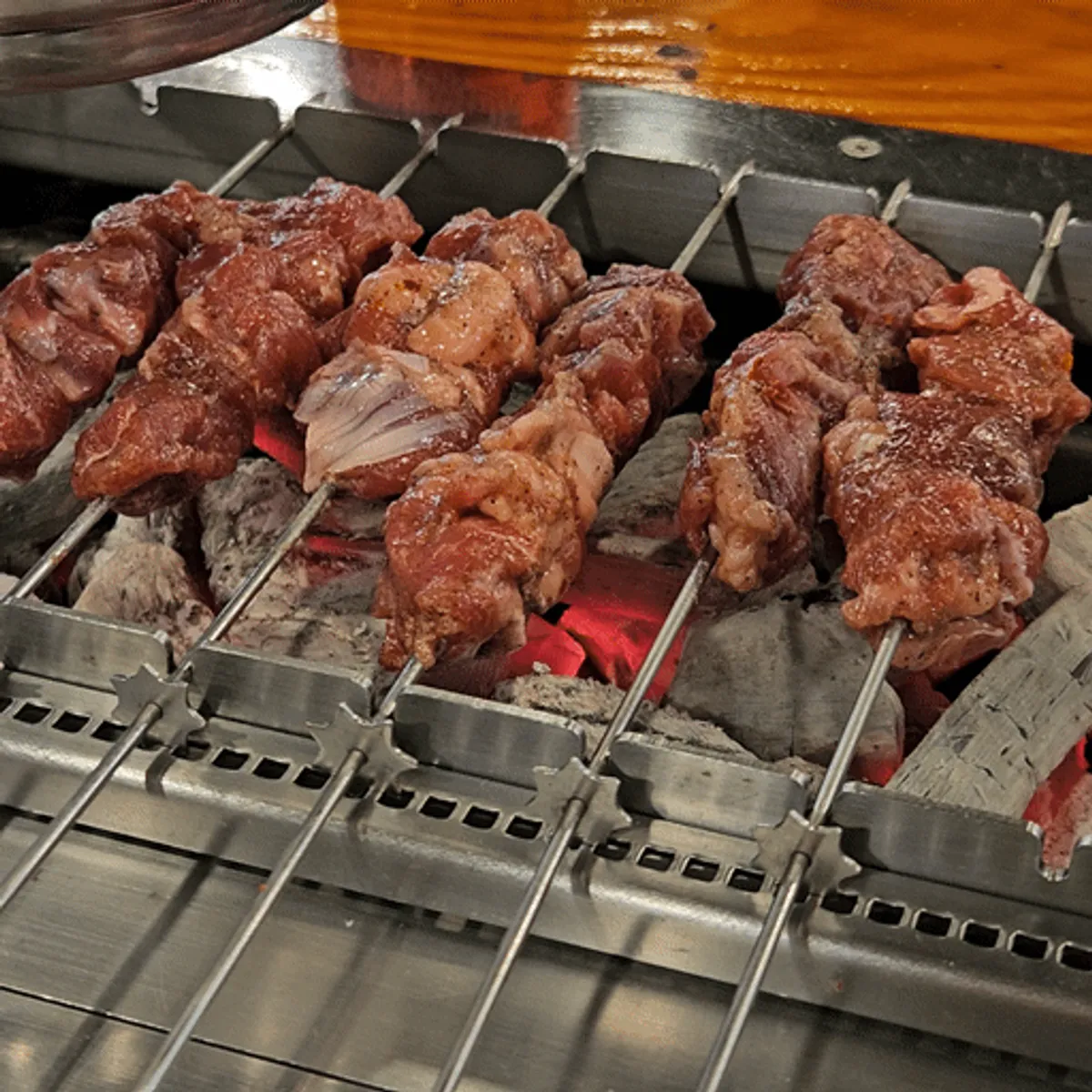 큼직한 고기가 꽂힌 양등심꼬치