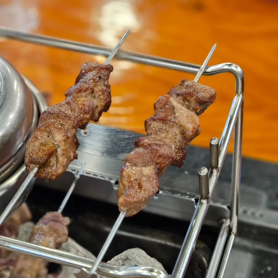 노릇하게 구워진 양등심꼬치
