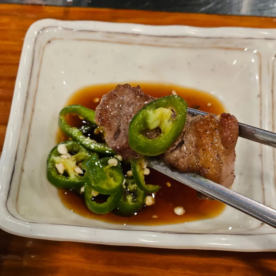 여러 꼬치를 올려 굽는 양꼬치