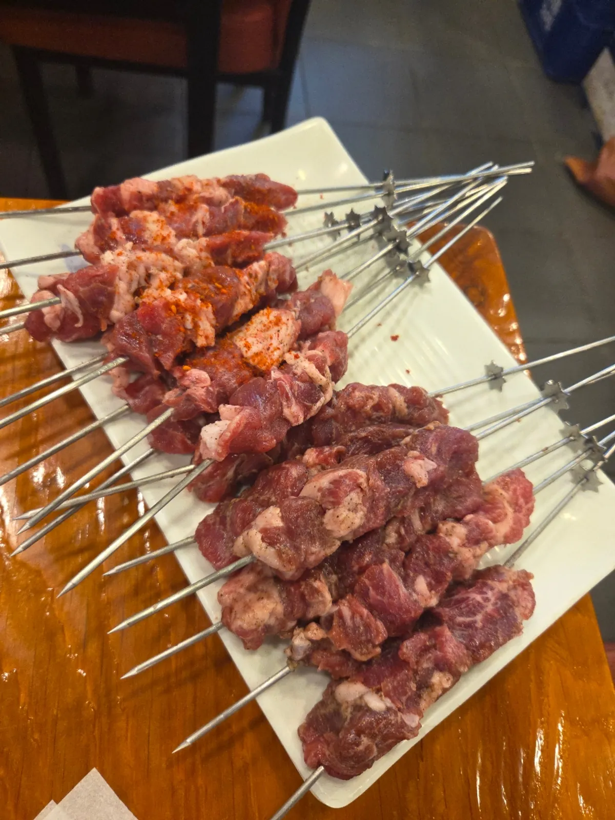 화로에 올린 양꼬치와 양등심꼬치