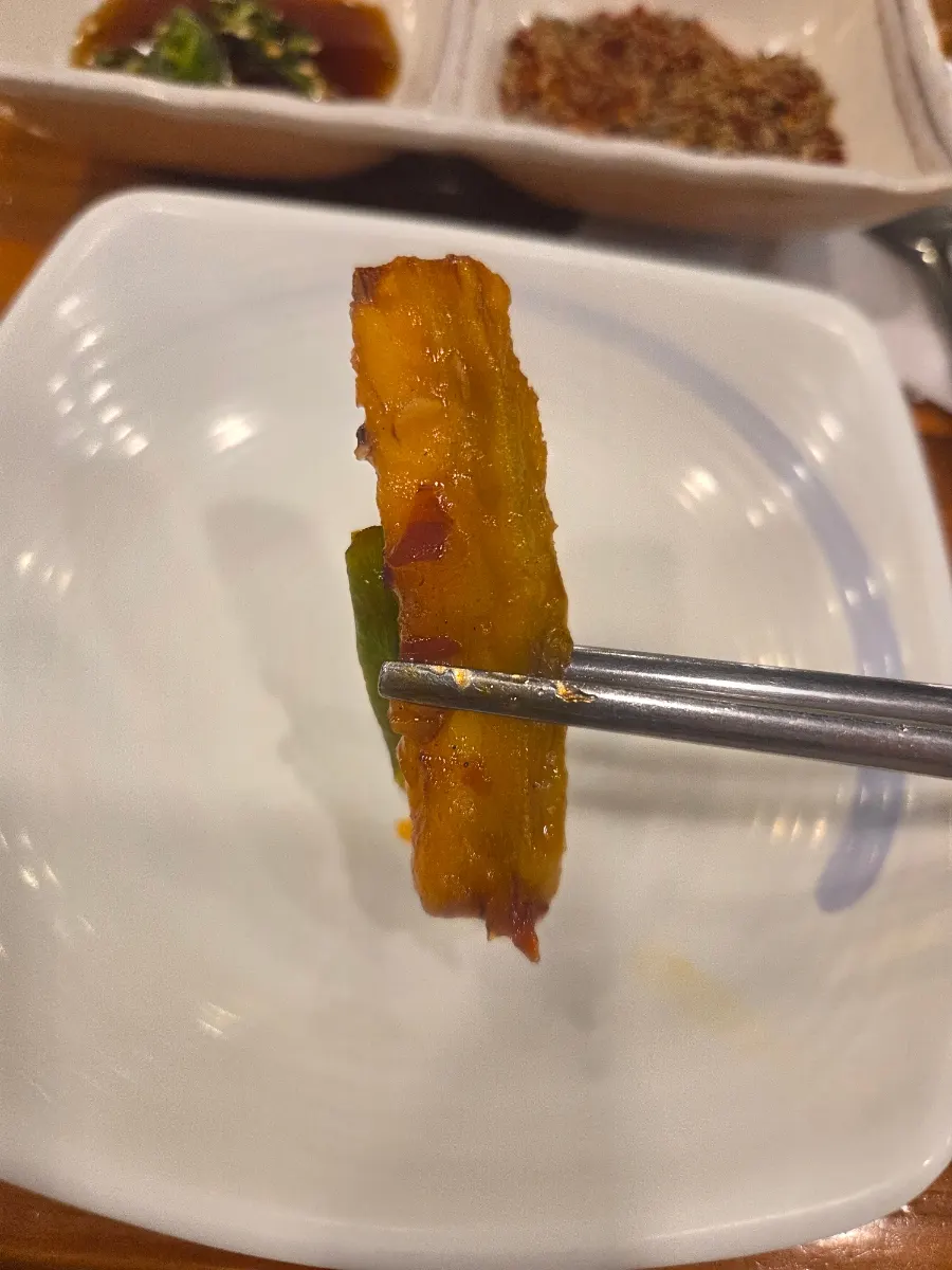 갓 튀겨 나온 어향가지 한 접시