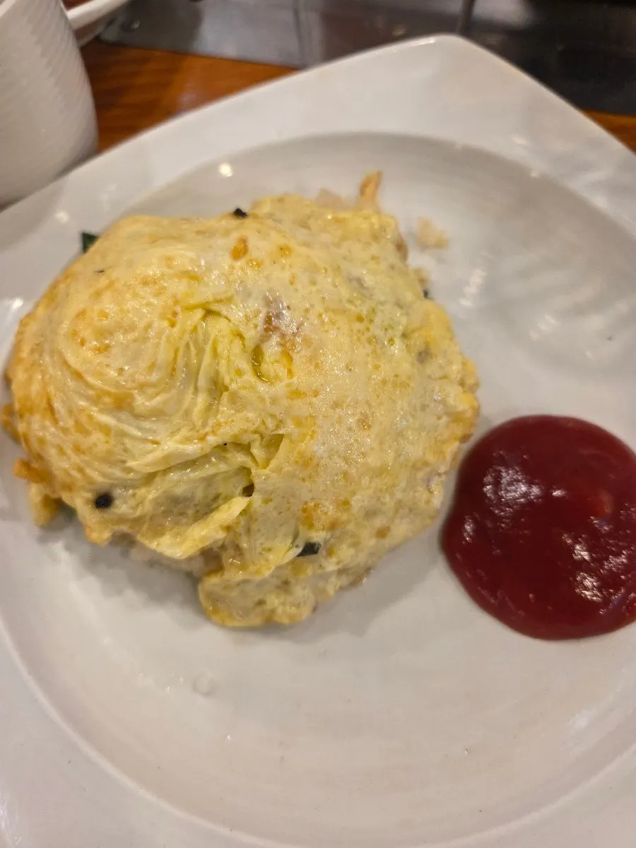 양꼬치와 함께 차려진 테이블