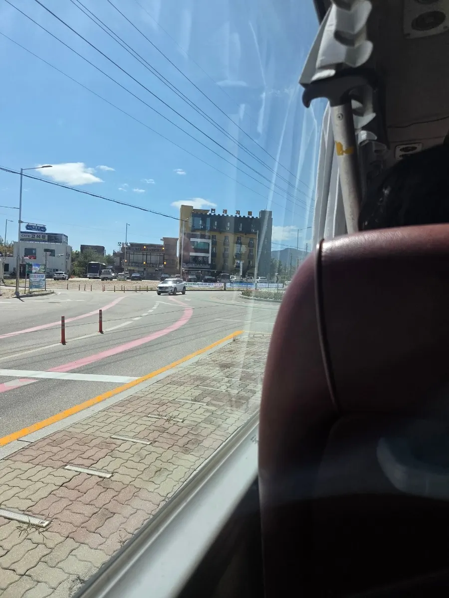 래프팅 장비를 챙겨 버스로 이동하는 모습