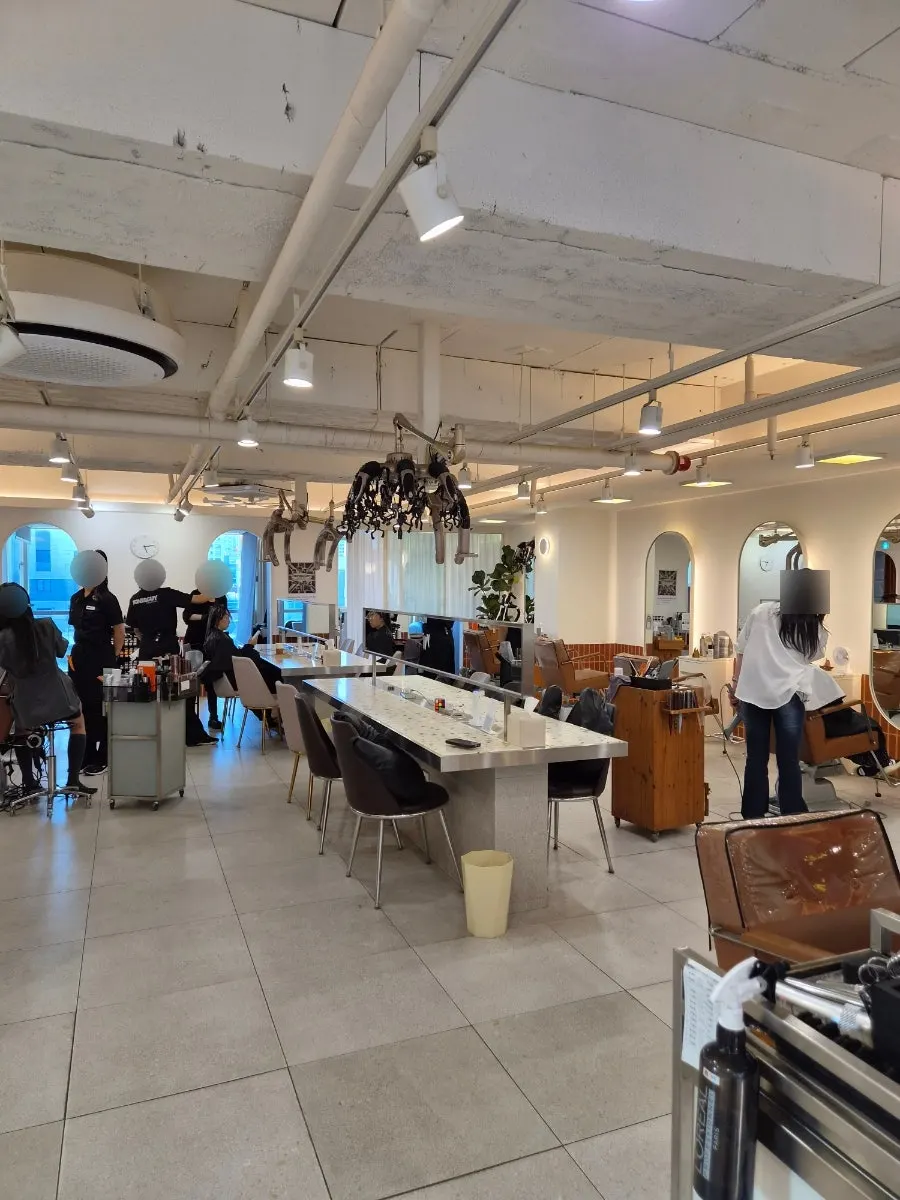 Salon treatment chairs with spacious layout