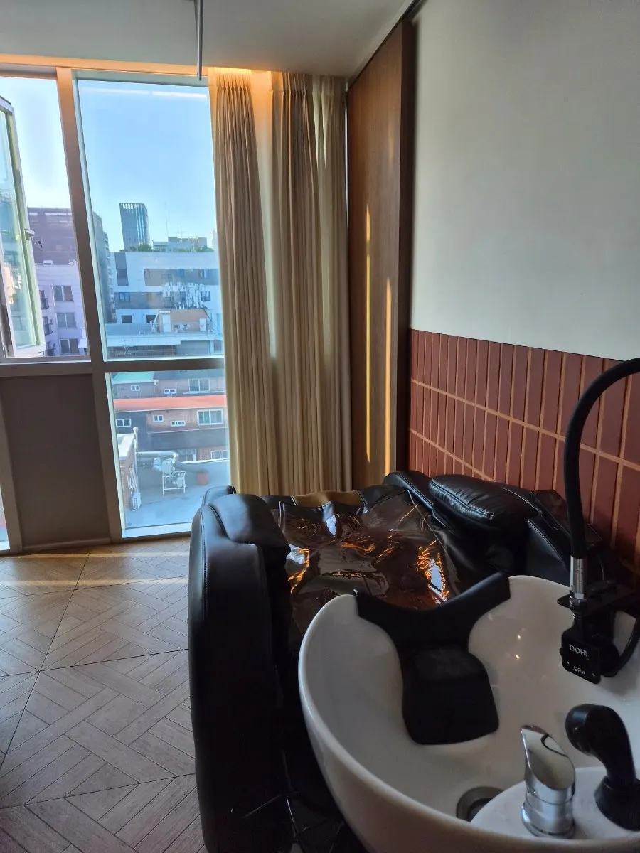 Neatly arranged salon interior view